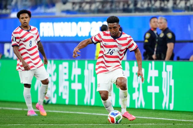 USA v Paraguay: Group D - FIFA World Cup, WM, Weltmeisterschaft, Fussball 2026 Alex Freeman of USA plays the ball during the FIFA World Cup 2026 Group D match between USA and Paraguay at Los Angeles Stadium on June 12, 2026 in Los Angeles, California. Los Angeles California United States  Copyright: xJosexBretonx originalFilename:bretonhernandez-usavpara260612_npLxc.jpg