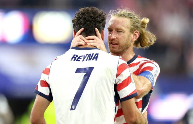 FIFA World Cup, WM, Weltmeisterschaft, Fussball 2026 - Group D - USA vs Paraguay Giovanni Reyna (L) of USA celebrates with team captain Tim Ream after scoring his team s 4th goal during the FIFA World Cup 2026 group stage match USA against Paraguay, in Los Angeles, California, USA, 12 June 2026. LOS ANGELES United States  Copyright: xCHRISxTORRESx