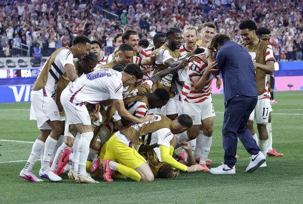 FIFA World Cup, WM, Weltmeisterschaft, Fussball 2026 - Group D - USA vs Paraguay USA head coach Mauricio Pochettino (R) and players celebrate after winning the FIFA World Cup 2026 group stage match USA against Paraguay, in Los Angeles, California, USA, 12 June 2026. USA won 4-1. LOS ANGELES United States  Copyright: xCHRISxTORRESx