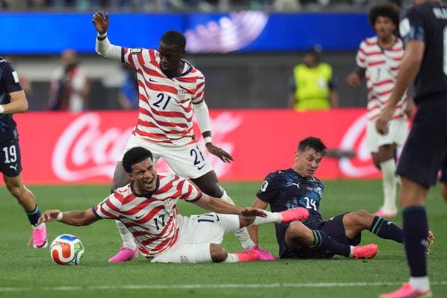 FIFA World Cup, WM, Weltmeisterschaft, Fussball 2026 - Group D - USA vs Paraguay Andres Cubas of Paraguay (R) in action against Malik Tillman (L) and Timothy Weah (C) of USA during the FIFA World Cup 2026 group stage match USA against Paraguay, in Los Angeles, California, USA, 12 June 2026. LOS ANGELES United States  Copyright: xSCOTTxSTRAZZANTEx