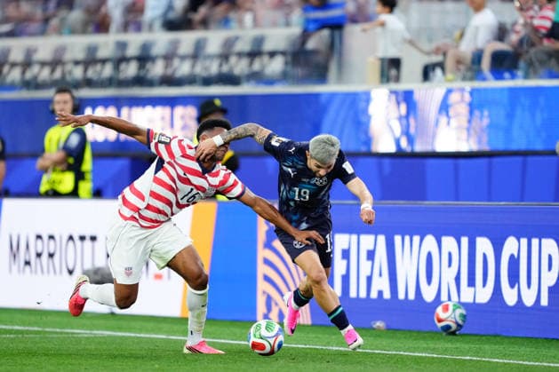USA v Paraguay - FIFA World Cup, WM, Weltmeisterschaft, Fussball 2026 - Group D LOS ANGELES, USA - JUNE 12: Julio Enciso of Paraguay and Alex Freeman of USA compete for the ball during the 2026 FIFA World Cup First Stage Group D match between USA and Paraguay at SoFi Stadium (Los Angeles Stadium) in Los Angeles, California, United States on June 12, 2026. Jose Hernandez Anadolu California United States. Editorial use only. Please get in touch for any other usage.  Copyright: x2026xAnadoluxJosexHernandezx