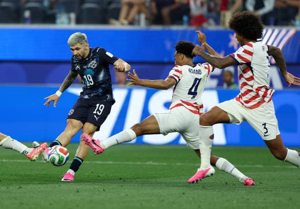 (260613) -- LOS ANGELES, June 13, 2026 -- Julio Enciso (L) of Paraguay passes the ball during the group D match between the United States and Paraguay at the 2026 FIFA World Cup, WM, Weltmeisterschaft, Fussball at Los Angeles Stadium in Los Angeles, the United States, June 12, 2026. ) (SP)U.S.-LOS ANGELES-FOOTBALL-FIFA WORLD CUP-GROUP D-USA VS PRY MaoxSiqian 