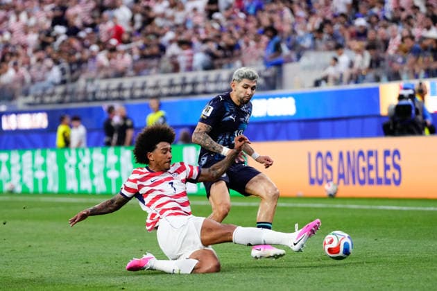 June 12, 2026, Los Angeles, California, United States: Julio Enciso of Paraguay and Chris Richards of USA compete for the ball during the FIFA World Cup, WM, Weltmeisterschaft, Fussball 2026 Group D match between USA and Paraguay at Los Angeles Stadium on June 12, 2026 in Los Angeles, California. USA V Paraguay: Group D - FIFA World Cup 2026  - ZUMAa181 20260612_zaa_a181_042 Copyright: xJosexBretonx