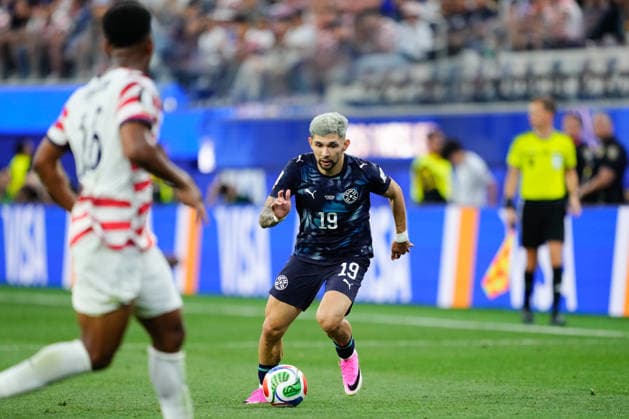 USA v Paraguay: Group D - FIFA World Cup, WM, Weltmeisterschaft, Fussball 2026 Julio Enciso of Paraguay controls the ball during the FIFA World Cup 2026 Group D match between USA and Paraguay at Los Angeles Stadium on June 12, 2026 in Los Angeles, California. Los Angeles California United States  Copyright: xJosexBretonx originalFilename:bretonhernandez-usavpara260612_npccU.jpg