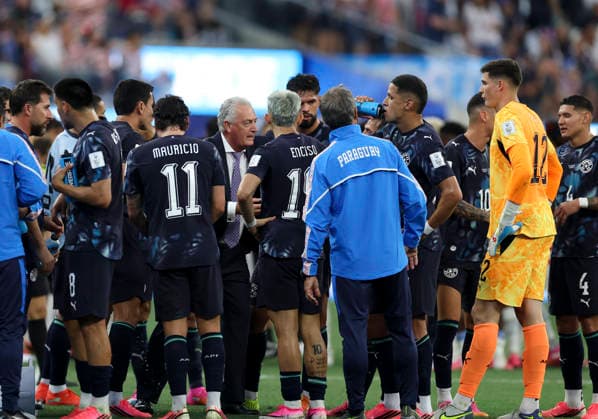 (260613) -- LOS ANGELES, June 13, 2026 -- Gustavo Alfaro (C), head coach of Paraguay, instructs during the group D match between the United States and Paraguay at the 2026 FIFA World Cup, WM, Weltmeisterschaft, Fussball at Los Angeles Stadium in Los Angeles, the United States, June 12, 2026. ) (SP)U.S.-LOS ANGELES-FOOTBALL-FIFA WORLD CUP-GROUP D-USA VS PRY MaoxSiqian 
