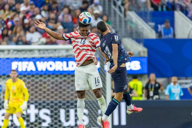 June 12, 2026, Los Angeles, California, USA: United States Alex Freeman (16) and Paraguay Alex Arce (18) vie for the ball during the FIFA World Cup, WM, Weltmeisterschaft, Fussball Group D soccer match at SoFi Stadium in Inglewood, Calif., Friday, June 12, 2026. World Cup 2026: United States 4-1 Paraguay  - ZUMAc68_ 20260612_zaf_c68_038 Copyright: xRingoxChiux
