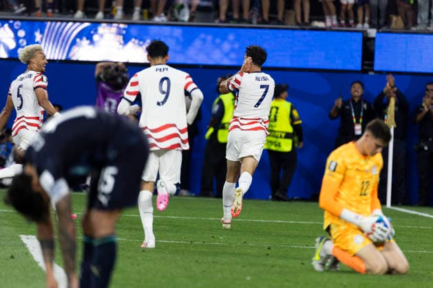 June 12, 2026, Los Angeles, California, USA: United States celebrate after Giovanni Reyna (7) scoring the Paraguay during the FIFA World Cup, WM, Weltmeisterschaft, Fussball Group D soccer match at SoFi Stadium in Inglewood, Calif., Friday, June 12, 2026. World Cup 2026: United States 4-1 Paraguay  - ZUMAc68_ 20260612_zaf_c68_047 Copyright: xRingoxChiux