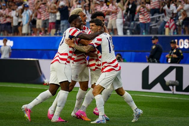 USA: Fussball FIFA World Cup, WM, Weltmeisterschaft, Fussball 2026 Gruppe D USA vs Paraguay SoFi Stadium (Los Angeles, Kalifornien): Tor und Torjubel zum 1:0 durch das Eigentor von Damian Bobadilla Damian Bobadilla (Paraguay, 16) Freude, Emotionen, Jubel Weston McKennie (USA, 8) Christian Pulisic (USA, 10) Folarin Balogun (USA, 20) Antonee Robinson (USA, 5)