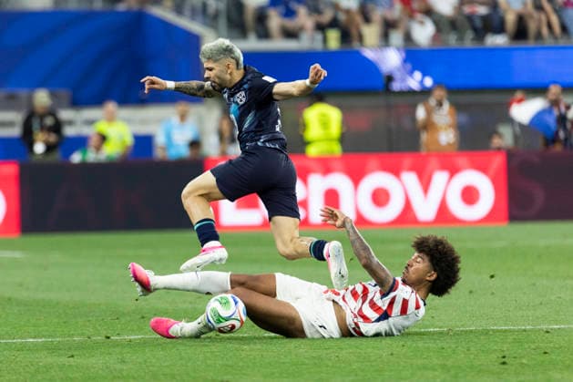 June 12, 2026, Los Angeles, California, USA: Paraguay Julio Enciso (19) leaps over United States Chris Richards (3) during the FIFA World Cup, WM, Weltmeisterschaft, Fussball Group D soccer match at SoFi Stadium in Inglewood, Calif., Friday, June 12, 2026. Los Angeles USA - ZUMAc68_ 20260612_zaf_c68_033 Copyright: xRingoxChiux