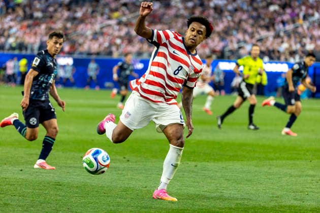 June 12, 2026, Los Angeles, California, USA: United States Weston McKennie (8) controls the ball against the Paraguay during the FIFA World Cup, WM, Weltmeisterschaft, Fussball Group D soccer match at SoFi Stadium in Inglewood, Calif., Friday, June 12, 2026. Los Angeles USA - ZUMAc68_ 20260612_zaf_c68_035 Copyright: xRingoxChiux