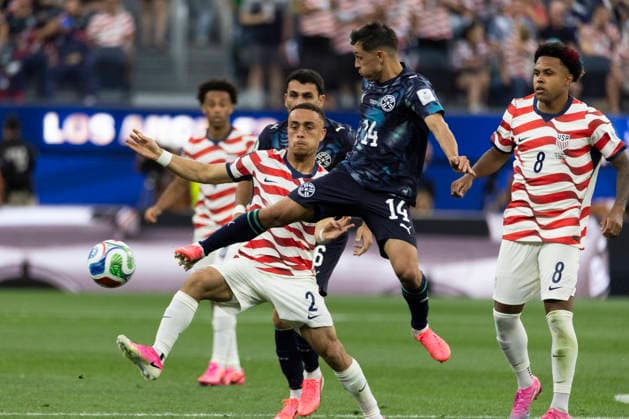 June 12, 2026, Los Angeles, California, USA: Paraguay Andres Cubas (14) and United States SergioÂ±o Dest (2) vie for the ball during the FIFA World Cup, WM, Weltmeisterschaft, Fussball Group D soccer match at SoFi Stadium in Inglewood, Calif., Friday, June 12, 2026. Los Angeles USA - ZUMAc68_ 20260612_zaf_c68_050 Copyright: xRingoxChiux