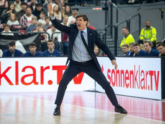 Berlins Trainer Pedro CALLES. Basketball, Bayern - Berlin 102:94. Bundesliga, FC Bayern Basketball - Alba Berlin, Playoff Finale, 1.Spiel, Saison 2025-2026, 12.06.2026, in Muenchen, S A P G A R D E N, Deutschland. Quelle Copyright Credit : Oryk HAIST