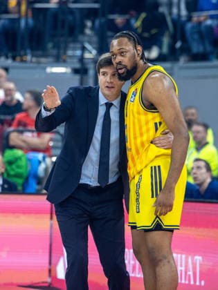Berlins Trainer Pedro CALLES und Berlins 13 ROBERTS. Basketball, Bayern - Berlin 102:94. Bundesliga, FC Bayern Basketball - Alba Berlin, Playoff Finale, 1.Spiel, Saison 2025-2026, 12.06.2026, in Muenchen, S A P G A R D E N, Deutschland. Quelle Copyright Credit : Oryk HAIST