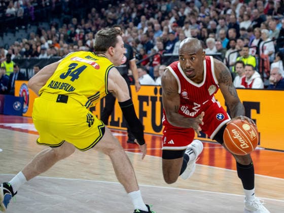 Berlins 34 BEAN vs Bayerns 22 Isiaha MIKE. Basketball, Bayern - Berlin 102:94. Bundesliga, FC Bayern Basketball - Alba Berlin, Playoff Finale, 1.Spiel, Saison 2025-2026, 12.06.2026, in Muenchen, S A P G A R D E N, Deutschland. Quelle Copyright Credit : Oryk HAIST