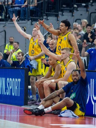 Erregt . . . Berlin - Spieler. Basketball, Bayern - Berlin 102:94. Bundesliga, FC Bayern Basketball - Alba Berlin, Playoff Finale, 1.Spiel, Saison 2025-2026, 12.06.2026, in Muenchen, S A P G A R D E N, Deutschland. Quelle Copyright Credit : Oryk HAIST