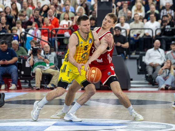 Berlins 15 HERMANNSSON vs Bayerns 21 Justus HOLLATZ. Basketball, Bayern - Berlin 102:94. Bundesliga, FC Bayern Basketball - Alba Berlin, Playoff Finale, 1.Spiel, Saison 2025-2026, 12.06.2026, in Muenchen, S A P G A R D E N, Deutschland. Quelle Copyright Credit : Oryk HAIST