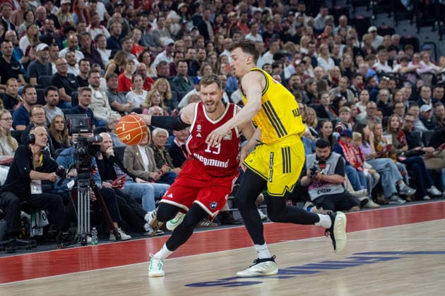 Bayerns 13 Andreas OBST vs Berlins 3 O CONNELL. Basketball, Bayern - Berlin 102:94. Bundesliga, FC Bayern Basketball - Alba Berlin, Playoff Finale, 1.Spiel, Saison 2025-2026, 12.06.2026, in Muenchen, S A P G A R D E N, Deutschland. Quelle Copyright Credit : Oryk HAIST
