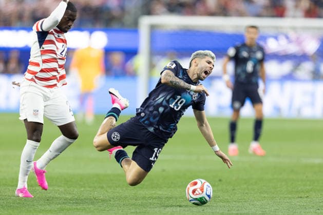 INGLEWOOD, CA - JUNE 12: Julio Enciso 19 of Paraguay and Timothy Weah 21 of the United States compete for the ball during the FIFA World Cup, WM, Weltmeisterschaft, Fussball 2026 Group D match between USA and Paraguay on June 12, 2026 at Los Angeles Stadium in Inglewood, CA. (Photo by Karl Anderson Icon Sportswire) SOCCER: JUN 12 FIFA World Cup 26 Group D - USA vs Paraguay EDITORIAL USE ONLY Icon272260612019