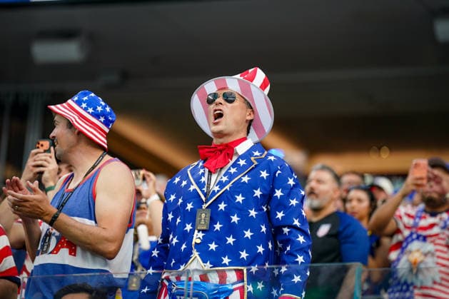 USA: Fussball FIFA World Cup, WM, Weltmeisterschaft, Fussball 2026 Gruppe D USA vs Paraguay SoFi Stadium (Los Angeles, Kalifornien): US-Fans in patriotischen Outfits und mit Sternenbanner-Motiven auf den Tribünen, Fan, Anhänger, Supporter, Stimmung, Emotionen, Jubel, Begeisterung, Kostüm, Hut, Sonnenbrille, Nationalfarben, Stars and Stripes, Fankultur, Publikum, Event, Sportgroßereignis, WM-Atmosphäre, Tribüne, Zuschauerbereich, Akkreditierung, Fußballfest, Unterhaltung, Symbolfoto. *** USA Soccer FIFA World Cup 2026 Group D USA vs Paraguay SoFi Stadium Los Angeles, California US fans in patriotic outfits and with star banner motifs on the stands, fan, follower, supporter, mood, emotions, cheering, enthusiasm, costume, hat, sunglasses, national colors, stars and stripes, fan culture, audience, event, major sporting event, World Cup atmosphere, grandstand, spectator area, accreditation, soccer festival, entertainment, symbolic photo Copyright: xJOERANxSTEINSIEKx