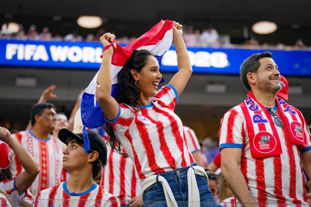 USA: Fussball FIFA World Cup, WM, Weltmeisterschaft, Fussball 2026 Gruppe D USA vs Paraguay SoFi Stadium (Los Angeles, Kalifornien): Paraguay-Fans auf der Tribüne, Zuschauer, Supporter, Anhänger, Paraguay-Flagge, Nationalfarben Rot-Weiß-Blau, Fanartikel, Fanschal, Trikot, Jubel, Emotionen, Begeisterung, Stimmung, Publikum, Fankultur, Fußballfest, WM-Atmosphäre, Sportgroßereignis, Zuschauerbereich, Event, Nationalmannschaft Paraguay, VamosParaguay, Menschenmenge, Symbolfoto. *** USA Soccer FIFA World Cup 2026 Group D USA vs Paraguay SoFi Stadium Los Angeles, California Paraguay fans in the stands, spectators, supporters, followers, Paraguay flag, national colors red white blue, fan merchandise, fan scarf, jersey, cheering, emotions, enthusiasm, mood, audience, fan culture, soccer festival, World Cup atmosphere, major sporting event, spectator area, event, Paraguay national team, VamosParaguay, crowd, symbolic photo Copyright: xJOERANxSTEINSIEKx