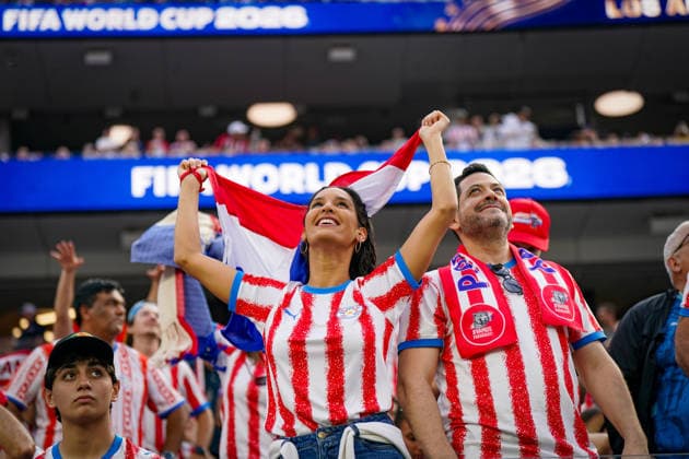 USA: Fussball FIFA World Cup, WM, Weltmeisterschaft, Fussball 2026 Gruppe D USA vs Paraguay SoFi Stadium (Los Angeles, Kalifornien): Paraguay-Fans auf der Tribüne, Zuschauer, Supporter, Anhänger, Paraguay-Flagge, Nationalfarben Rot-Weiß-Blau, Fanartikel, Fanschal, Trikot, Jubel, Emotionen, Begeisterung, Stimmung, Publikum, Fankultur, Fußballfest, WM-Atmosphäre, Sportgroßereignis, Zuschauerbereich, Event, Nationalmannschaft Paraguay, VamosParaguay, Menschenmenge, Symbolfoto. *** USA Soccer FIFA World Cup 2026 Group D USA vs Paraguay SoFi Stadium Los Angeles, California Paraguay fans in the stands, spectators, supporters, followers, Paraguay flag, national colors red white blue, fan merchandise, fan scarf, jersey, cheering, emotions, enthusiasm, mood, audience, fan culture, soccer festival, World Cup atmosphere, major sporting event, spectator area, event, Paraguay national team, VamosParaguay, crowd, symbolic photo Copyright: xJOERANxSTEINSIEKx