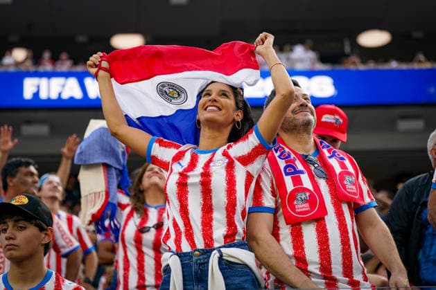 USA: Fussball FIFA World Cup, WM, Weltmeisterschaft, Fussball 2026 Gruppe D USA vs Paraguay SoFi Stadium (Los Angeles, Kalifornien): Paraguay-Fans auf der Tribüne, Zuschauer, Supporter, Anhänger, Paraguay-Flagge, Nationalfarben Rot-Weiß-Blau, Fanartikel, Fanschal, Trikot, Jubel, Emotionen, Begeisterung, Stimmung, Publikum, Fankultur, Fußballfest, WM-Atmosphäre, Sportgroßereignis, Zuschauerbereich, Event, Nationalmannschaft Paraguay, VamosParaguay, Menschenmenge, Symbolfoto. *** USA Soccer FIFA World Cup 2026 Group D USA vs Paraguay SoFi Stadium Los Angeles, California Paraguay fans in the stands, spectators, supporters, followers, Paraguay flag, national colors red white blue, fan merchandise, fan scarf, jersey, cheering, emotions, enthusiasm, mood, audience, fan culture, soccer festival, World Cup atmosphere, major sporting event, spectator area, event, Paraguay national team, VamosParaguay, crowd, symbolic photo Copyright: xJOERANxSTEINSIEKx