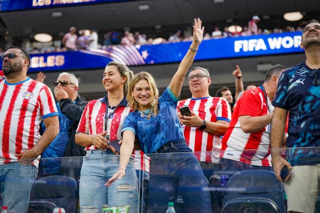 USA: Fussball FIFA World Cup, WM, Weltmeisterschaft, Fussball 2026 Gruppe D USA vs Paraguay SoFi Stadium (Los Angeles, Kalifornien): Inglewood, USA, Nordamerika: Fußball FIFA World Cup 2026, USA gegen Paraguay, Paraguay-Fans auf der Tribüne, Zuschauer, Supporter, Anhänger, Trikots der paraguayischen Nationalmannschaft, Fanbekleidung, Nationalfarben Rot-Weiß-Blau, Jubel, Freude, Emotionen, Begeisterung, Stimmung, Publikum, Fankultur, WM-Atmosphäre, Fußballfest, Sportgroßereignis, Event, Menschenmenge, SoFi Stadium, Los Angeles, Fanszene, Unterhaltung, Symbolfoto. *** USA Soccer FIFA World Cup 2026 Group D USA vs Paraguay SoFi Stadium Los Angeles, California Inglewood, USA, North America Soccer FIFA World Cup 2026, USA vs Paraguay, Paraguay fans in the stands, spectators, supporters, followers, jerseys of the Paraguayan national team, fan clothing, national colors red white blue, cheering, joy, emotions, enthusiasm, mood, audience, fan culture, World Cup atmosphere, soccer festival, major sporting event, event, crowd, SoFi Stadium, Los Angeles, fan scene, entertainment, symbolic photo Copyright: xJOERANxSTEINSIEKx