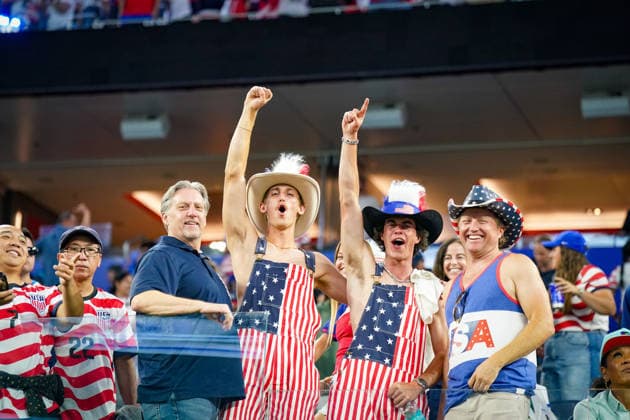 USA: Fussball FIFA World Cup, WM, Weltmeisterschaft, Fussball 2026 Gruppe D USA vs Paraguay SoFi Stadium (Los Angeles, Kalifornien): US-Fans auf der Tribüne, Zuschauer, Supporter, Anhänger, patriotische Kleidung, Stars and Stripes, Cowboyhüte, Nationalfarben, Kostüme, Fanartikel, Jubel, Begeisterung, Stimmung, Emotionen, Gruppenbild, Publikum, Fankultur, Fußballfest, WM-Atmosphäre, Sportgroßereignis, Event, SoFi Stadium, Los Angeles, Menschenmenge, Unterhaltung, Symbolfoto. *** USA Soccer FIFA World Cup 2026 Group D USA vs Paraguay SoFi Stadium Los Angeles, California US fans in the stands, spectators, supporters, followers, patriotic clothing, stars and stripes, cowboy hats, national colors, costumes, merchandise, cheering, enthusiasm, mood, emotions, group picture, audience, fan culture, soccer festival, World Cup atmosphere, major sporting event, event, SoFi Stadium, Los Angeles, crowd, entertainment, symbolic photo Copyright: xJOERANxSTEINSIEKx