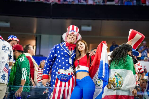 USA: Fussball FIFA World Cup, WM, Weltmeisterschaft, Fussball 2026 Gruppe D USA vs Paraguay SoFi Stadium (Los Angeles, Kalifornien): USA gegen Paraguay, Fans beider Nationen posieren gemeinsam auf der Tribüne, US-Fan im patriotischen Kostüm mit Sternenbanner-Motiven, Paraguay-Fahne, Nationalfarben, Zuschauer, Supporter, Fankultur, Freundschaft, internationale Begegnung, Völkerverständigung, Stimmung, Emotionen, Fußballfest, WM-Atmosphäre, Sportgroßereignis, Publikum, Event, SoFi Stadium, Los Angeles, Symbolfoto. *** USA Soccer FIFA World Cup 2026 Group D USA vs Paraguay SoFi Stadium Los Angeles, California USA vs Paraguay, fans of both nations pose together in the stands, US fan in patriotic costume with star banner motifs, Paraguay flag, national colors, spectators, supporters, fan culture, friendship, international encounter, international understanding, mood, emotions, soccer festival, World Cup atmosphere, major sporting event, audience, event, SoFi Stadium, Los Angeles, symbolic photo Copyright: xJOERANxSTEINSIEKx