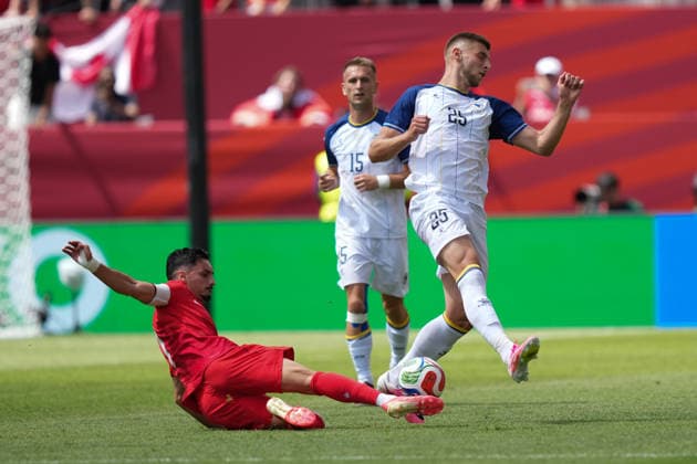 June 12, 2026, Toronto, Ciudad de Mexico, Canada: Stephen EUSTAQUIO 07 of Canada and Jovo LUKIC 25 of Bosnia and Herzegovina battle for the ball during the 2026 FIFA World Cup, WM, Weltmeisterschaft, Fussball Group B match between Canada and Bosnia and Herzegovina at Toronto Stadium. on June 12, 2026 in Toronto, Canada. Toronto Canada - ZUMAe321 20260612_zsa_e321_143 Copyright: xLeonardoxRamirezx