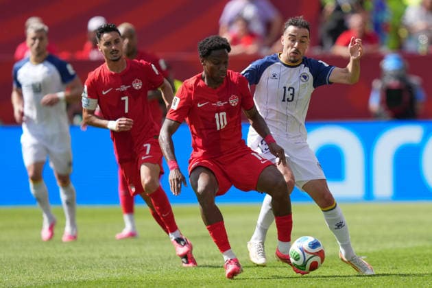 June 12, 2026, Toronto, Ciudad de Mexico, Canada: Ivan BASIC 13 of Bosnia and Herzegovina and Jonathan DAVID 10 of Canada battle for the ball forward during the 2026 FIFA World Cup, WM, Weltmeisterschaft, Fussball Group B match between Canada and Bosnia and Herzegovina at Toronto Stadium. on June 12, 2026 in Toronto, Canada. Toronto Canada - ZUMAe321 20260612_zsa_e321_145 Copyright: xLeonardoxRamirezx