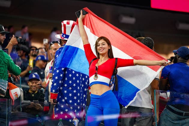 USA: Fussball FIFA World Cup, WM, Weltmeisterschaft, Fussball 2026 Gruppe D USA vs Paraguay SoFi Stadium (Los Angeles, Kalifornien): Paraguay-Fan mit Nationalflagge auf der Tribüne, Zuschauer, Supporter, Anhänger, Paraguay-Fahne, Nationalfarben Rot-Weiß-Blau, Smartphone, Selfie, Fanbekleidung, internationale Begegnung, US-Fans im Hintergrund, Stars and Stripes, Stimmung, Emotionen, Begeisterung, Fankultur, Fußballfest, WM-Atmosphäre, Sportgroßereignis, SoFi Stadium, Los Angeles, Event, Publikum, Symbolfoto. *** USA Soccer FIFA World Cup 2026 Group D USA vs Paraguay SoFi Stadium Los Angeles, California Paraguay fan with national flag on the stands, spectator, supporter, follower, Paraguay flag, national colors red white blue, smartphone, selfie, fan clothing, international match, US fans in the background, stars and stripes, atmosphere, emotions, enthusiasm, fan culture, soccer festival, World Cup atmosphere, major sporting event, SoFi Stadium, Los Angeles, event, audience, symbolic photo Copyright: xJOERANxSTEINSIEKx