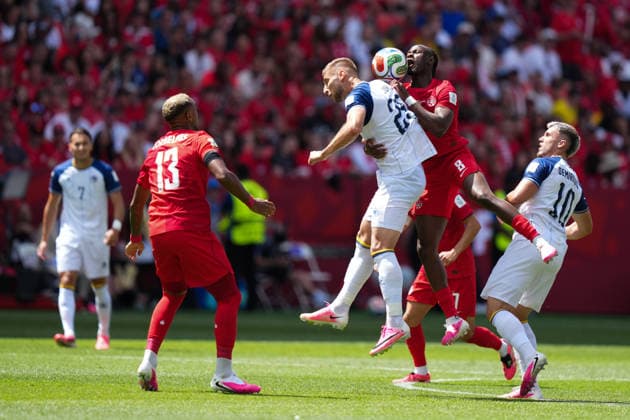June 12, 2026, Toronto, Ciudad de Mexico, Canada: Jovo LUKIC 25 of Bosnia and Herzegovina and Ismael KONE 08 of Canada battle for the ball during the 2026 FIFA World Cup, WM, Weltmeisterschaft, Fussball Group B match between Canada and Bosnia and Herzegovina at Toronto Stadium. on June 12, 2026 in Toronto, Canada. Toronto Canada - ZUMAe321 20260612_zsa_e321_159 Copyright: xLeonardoxRamirezx