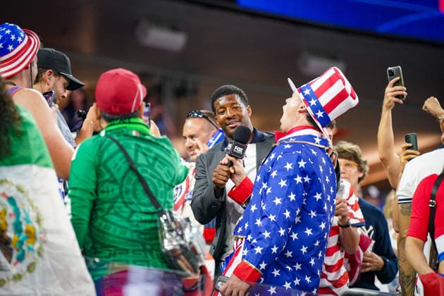 USA: Fussball FIFA World Cup, WM, Weltmeisterschaft, Fussball 2026 Gruppe D USA vs Paraguay SoFi Stadium (Los Angeles, Kalifornien): US-Fan in patriotischem Kostüm gibt Interview, Reporter mit Mikrofon von FOX Sports, Medien, Fernsehen, TV-Übertragung, Faninterview, Zuschauer, Supporter, Stars and Stripes, Nationalfarben, Stimmung, Emotionen, Begeisterung, Fankultur, Sportjournalismus, Broadcast, Live-Berichterstattung, SoFi Stadium, Los Angeles, Event, Fußballfest, WM-Atmosphäre, Unterhaltung, Symbolfoto. *** USA Soccer FIFA World Cup 2026 Group D USA vs Paraguay SoFi Stadium Los Angeles, California US fan in patriotic costume giving interview, reporter with microphone from FOX Sports, media, television, TV broadcast, fan interview, spectator, supporter, stars and stripes, national colors, mood, emotions, enthusiasm, fan culture, sports journalism, broadcast, live coverage, SoFi Stadium, Los Angeles, event, soccer festival, World Cup atmosphere, entertainment, symbolic photo Copyright: xJOERANxSTEINSIEKx