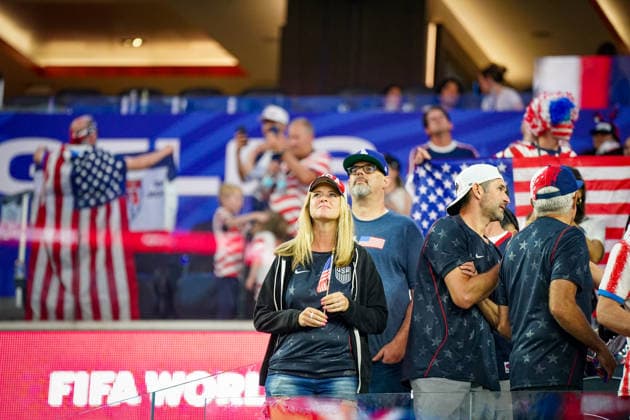 USA: Fussball FIFA World Cup, WM, Weltmeisterschaft, Fussball 2026 Gruppe D USA vs Paraguay SoFi Stadium (Los Angeles, Kalifornien): US-Fans auf der Tribüne, Zuschauer, Supporter, Anhänger, Stars and Stripes, US-Flaggen, Nationalfarben Rot-Weiß-Blau, Fanbekleidung, Patriotismus, Stimmung, Emotionen, Begeisterung, Publikum, Fankultur, Fußballfest, WM-Atmosphäre, Sportgroßereignis, SoFi Stadium, Los Angeles, Menschenmenge, Event, Unterhaltung, Symbolfoto. *** USA Soccer FIFA World Cup 2026 Group D USA vs Paraguay SoFi Stadium Los Angeles, California US fans in the stands, spectators, supporters, followers, stars and stripes, US flags, national colors red white blue, fan clothing, patriotism, mood, emotions, enthusiasm, audience, fan culture, soccer festival, World Cup atmosphere, major sporting event, SoFi Stadium, Los Angeles, crowd, event, entertainment, symbolic photo Copyright: xJOERANxSTEINSIEKx