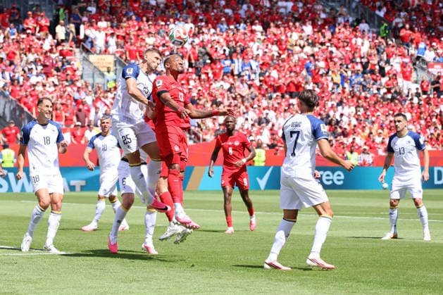 Toronto, Canada - 12 July: Tani Oluwaseyi 12 of Canada and Jovo Lukic 25 of Bosnia and Herzegovina battle for the ball during the FIFA World Cup, WM, Weltmeisterschaft, Fussball 2026 match between Canada vs Bosnia and Herzegovina at Toronto Stadium on 12 July 2026. Toronto Toronto Stadium Canada Copyright: xOPAxImagesxMohammadxKaramalix