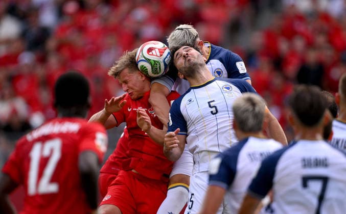 Fussball FIFA WM 2026 Vorrunde Gruppe B in Toronto Kanada - Bosnien - Herzegowina 12.06.2026 DE FOUGEROLLES Luc (li, Kanada) gegen Sead Kolasinac (re,Bosnien - Herzegowina)