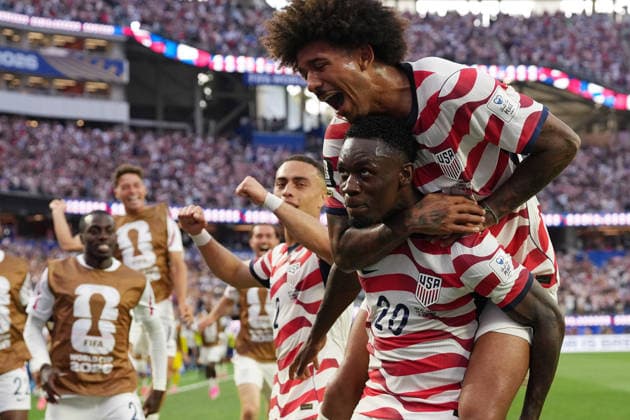 Folarin Balogun (down) of the United States celebrates a goal with his teammates this Friday, in a Group D match of the 2026 FIFA World Cup, WM, Weltmeisterschaft, Fussball between the United States and Paraguay at SoFi Stadium in Los Angeless, United States,12 June 2026. Fifa World Cup 2026 - Group D - USA - Paraguay !ACHTUNG: NUR REDAKTIONELLE NUTZUNG!  Copyright: xOmarxAlonsox GR6050 0859030786st