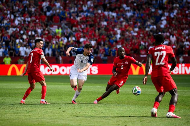 Canada v Bosnia and Herzegovina - FIFA World Cup, WM, Weltmeisterschaft, Fussball 2026 Armin Gigovic of Bosnia and Herzegovina competes with Ismael Kone of Canada next to Stephen Eustaquio (L) and Richie Laryea (R) of Canada during the FIFA World Cup 2026 Group B match between Canada and Bosnia and Herzegovina. Toronto Canada Copyright: xNicolòxCampox