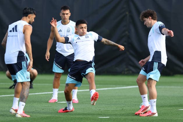 (L to R) Argentina s forward Nicolas Gonzalez, forward Lautaro Martinez, midfielder Thiago Almada and forward Julian Alvarez take part in a training session during the 2026 FIFA World Cup, WM, Weltmeisterschaft, Fussball football tournament at Sporting KC Training Centre in Kansas City on June 12, 2026. ¨(Photo by Alejandro PAGNI PHOTOxPHOTO) KANSAS CITY UNITED STATES