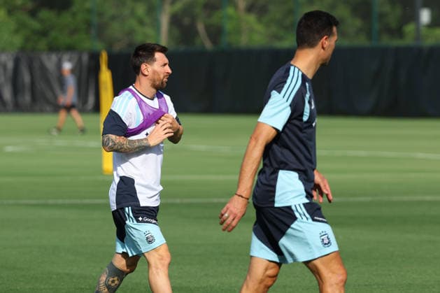 Argentina s forward Lionel Messi (L) looks on next the head coach Lionel Scaloni during a training session during the 2026 FIFA World Cup, WM, Weltmeisterschaft, Fussball football tournament at Sporting KC Training Centre in Kansas City on June 12, 2026. ¨(Photo by Alejandro PAGNI PHOTOxPHOTO) KANSAS CITY UNITED STATES