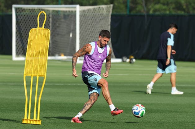 Argentina s midfielder Rodrigo De Paul controls the ball during a training session during the 2026 FIFA World Cup, WM, Weltmeisterschaft, Fussball football tournament at Sporting KC Training Centre in Kansas City on June 12, 2026. ¨(Photo by Alejandro PAGNI PHOTOxPHOTO) KANSAS CITY UNITED STATES