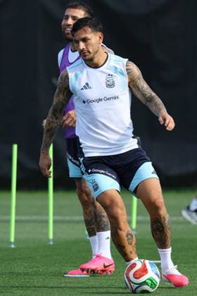 Argentina s midfielder Leandro Paredes takes part in a training session during the 2026 FIFA World Cup, WM, Weltmeisterschaft, Fussball football tournament at Sporting KC Training Centre in Kansas City on June 12, 2026. ¨(Photo by Alejandro PAGNI PHOTOxPHOTO) KANSAS CITY UNITED STATES