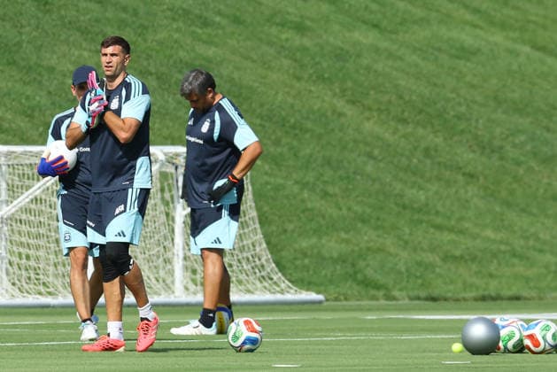 Argentina™s goalkeeper Emiliano Martinez (L) takes part in a training session during the 2026 FIFA World Cup, WM, Weltmeisterschaft, Fussball football tournament at Sporting KC Training Centre in Kansas City on June 12, 2026. ¨(Photo by Alejandro PAGNI PHOTOxPHOTO) KANSAS CITY UNITED STATES