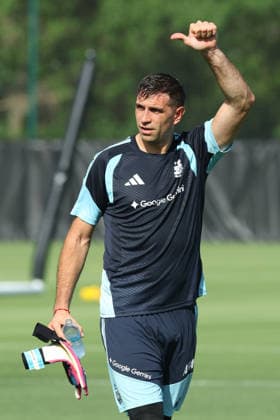 Argentina™s goalkeeper Emiliano Martinez gestures during a training session during the 2026 FIFA World Cup, WM, Weltmeisterschaft, Fussball football tournament at Sporting KC Training Centre in Kansas City on June 12, 2026. ¨(Photo by Alejandro PAGNI PHOTOxPHOTO) KANSAS CITY UNITED STATES
