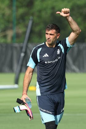 Argentina™s goalkeeper Emiliano Martinez gestures during a training session during the 2026 FIFA World Cup, WM, Weltmeisterschaft, Fussball football tournament at Sporting KC Training Centre in Kansas City on June 12, 2026. ¨(Photo by Alejandro PAGNI PHOTOxPHOTO) KANSAS CITY UNITED STATES