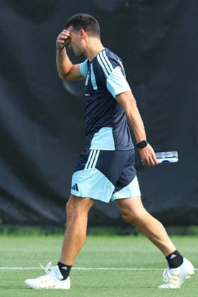 Argentina™s head coach Lionel Scaloni looks on during a training session during the 2026 FIFA World Cup, WM, Weltmeisterschaft, Fussball football tournament at Sporting KC Training Centre in Kansas City on June 12, 2026. ¨(Photo by Alejandro PAGNI PHOTOxPHOTO) KANSAS CITY UNITED STATES