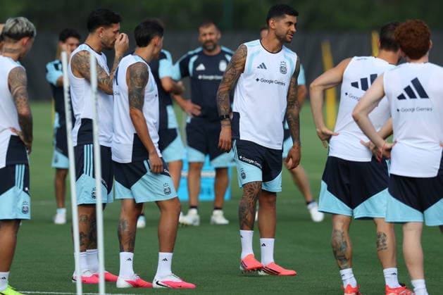 Argentina s defender Cristian Romero (C) and players take part in a training session during the 2026 FIFA World Cup, WM, Weltmeisterschaft, Fussball football tournament at Sporting KC Training Centre in Kansas City on June 12, 2026. ¨(Photo by Alejandro PAGNI PHOTOxPHOTO) KANSAS CITY UNITED STATES