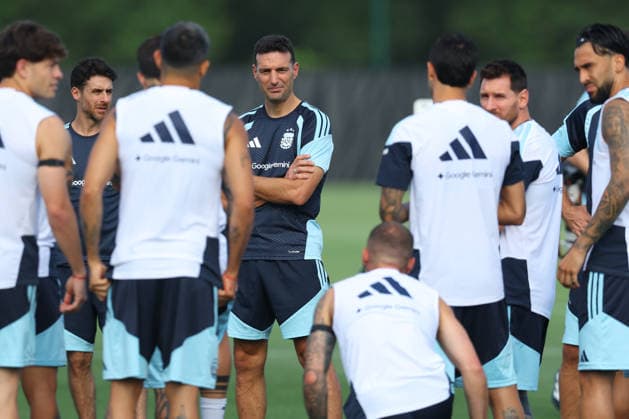 Argentina™s head coach Lionel Scaloni (C) chats with players during a training session during the 2026 FIFA World Cup, WM, Weltmeisterschaft, Fussball football tournament at Sporting KC Training Centre in Kansas City on June 12, 2026. ¨(Photo by Alejandro PAGNI PHOTOxPHOTO) KANSAS CITY UNITED STATES