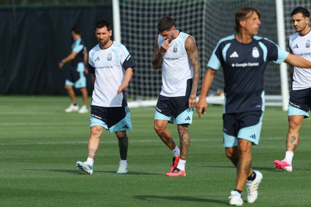 Argentina s forward Lionel Messi (L) and midfielder Rodrigo De Paul take part in a training session during the 2026 FIFA World Cup, WM, Weltmeisterschaft, Fussball football tournament at Sporting KC Training Centre in Kansas City on June 12, 2026. ¨(Photo by Alejandro PAGNI PHOTOxPHOTO) KANSAS CITY UNITED STATES